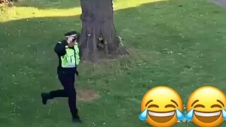 熊孩子老是惹警察叔叔生气，警察:你玩极限运动了不起吗