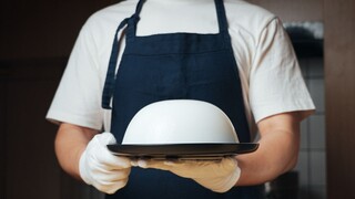 Tôi vừa ăn một bát mì...và mọi người đều đang nhìn.