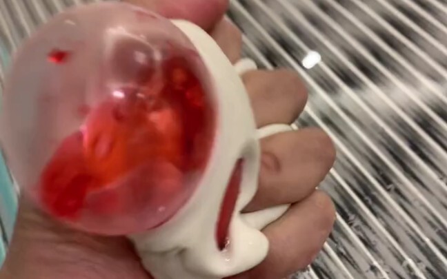 اللعبة التي اشترتها حبيبتي أمس شعرتُ فورًا أن هناك شيئًا خاطئًا فيها!