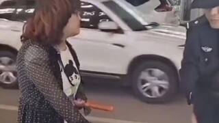 One sausage costs 3 yuan, two sausages costs 5 yuan, a woman reported to the police that she was def