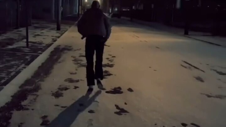 เพื่อนที่เดินกลับบ้านคนเดียวหลังเลิกงานเลี้ยง: