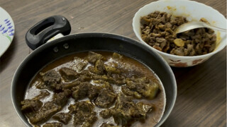 Beli daging sapi untuk hidangan besar di India pada Malam Tahun Baru.