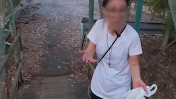 After a long standoff, the guy swiftly snatched the girl’s snacks right out of her hand!