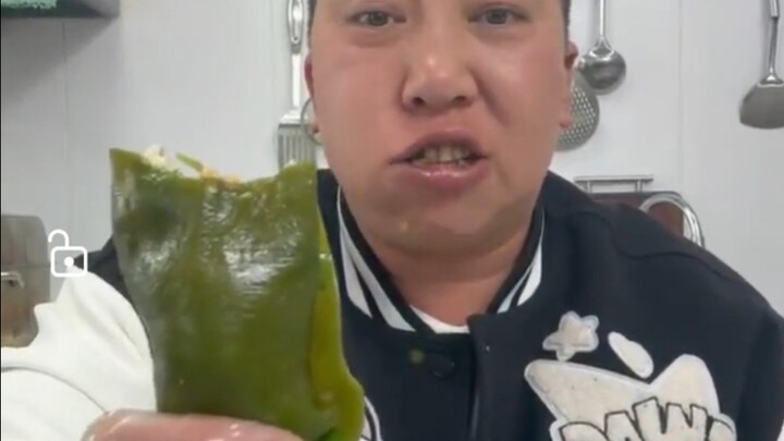 رائحة عطرة تُغري النفس، أرز مُلفَّف بالعَلَق لدى الأخت يو من الشمال الشرقي