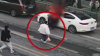 一辆白色轿车 突然爆燃司机被困车内 两位年轻小伙冒死 冲入火海英勇救人