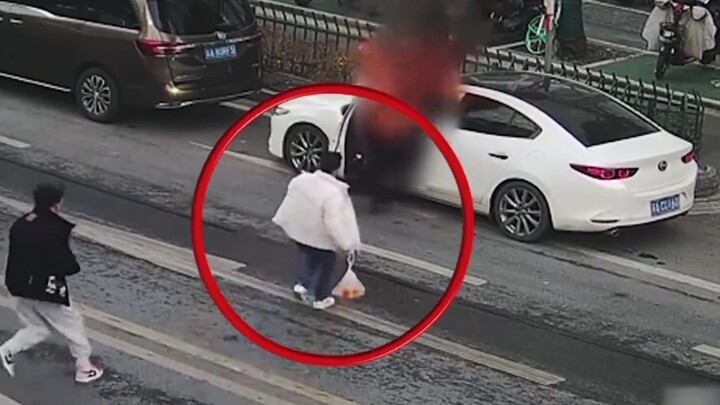 A white car suddenly exploded and the driver was trapped in the car. Two young men risked their live