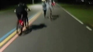 Cara mengalahkan pengendara lain dengan kaki Anda