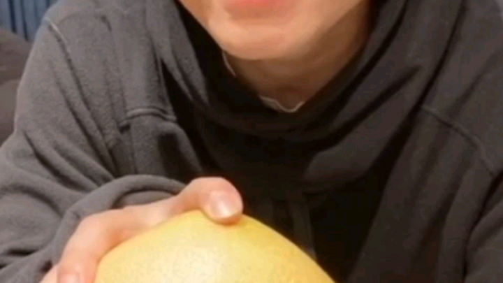 Quả bưởi đầu tiên của mùa thu, bạn có dám mở ra xem bên trong là gì không ⊙▽⊙