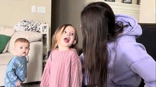 所以小朋友是怎么认出双胞胎小姨不是妈妈的？