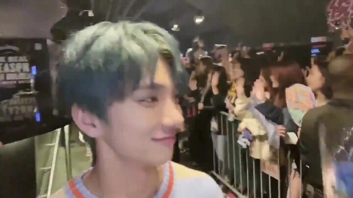 【Hong Jisoo】Hoàng tử nhỏ siêu vui khi về nhà tổ chức concert