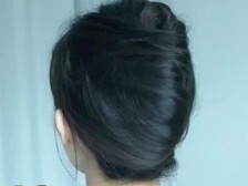 تسريحة مرفوعة بتصميم مسطح تُبرز أناقة عالية دون استخدام دبابيس شعر