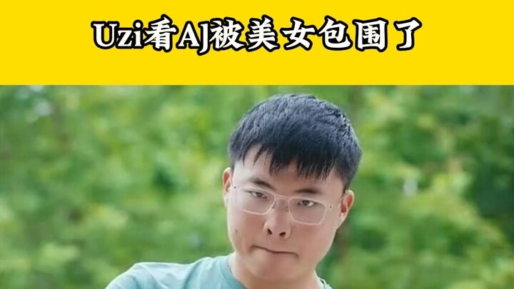 Uzi thấy AJ bị dàn mỹ nữ vây quanh, hai tay ôm mặt tỏ vẻ ngại ngùng hết sức!