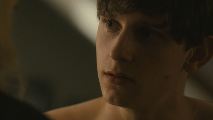 男孩患有严重的恋母癖，偷窥成性，继母却浑然不知