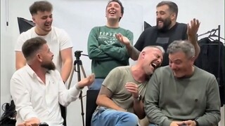 一群人分别挑战唱同一首歌，点开之前没想到这么好笑