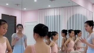 طلاب الرقص يمارسون