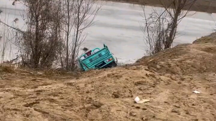 Ông hai của tôi sơ ý lái xe xuống mương, các bạn có tin không?