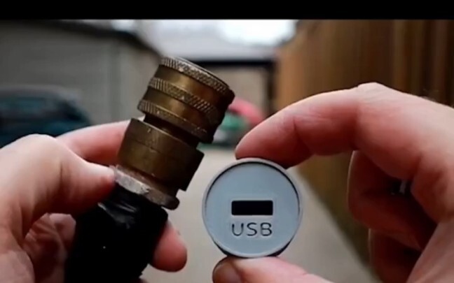 Một anh chàng chợt nảy ra ý tưởng độc đáo