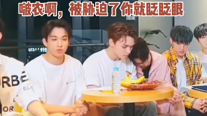 【SEVENTEEN】While others are surrounded by admirers, Borong finds himself caught between two sides. A