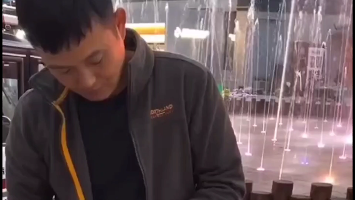 Ném vòng vốn dĩ là để giải trí, ai cũng không dễ dàng gì.