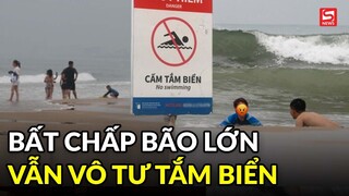 Bất chấp bão Noru sắp đổ bộ, người dân vẫn vô tư tắm biển Đà Nẵng