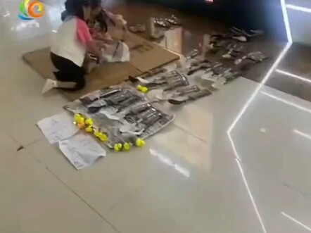 สองพี่น้องเปิดแผงขายของ จำได้แค่คำแม่บอกว่าชิ้นละห้าหยวน ชาวเน็ตคอมเมนต์: อย่าถามนะ ถามอีกเดี๋ยวออกน