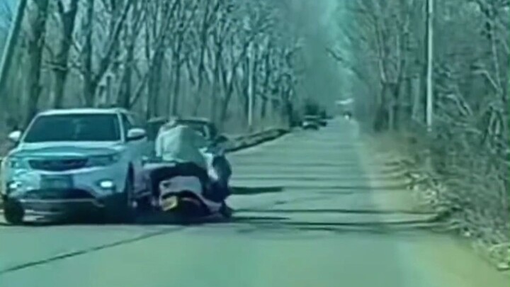 The car in front doesn’t dare to move, and the one behind doesn’t dare to overtake.