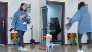 The thief broke into the woman's house and had no time to escape, then found the right time to rush 