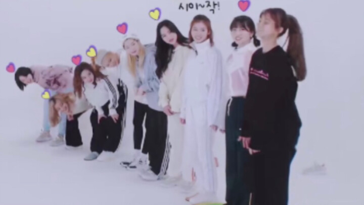 [TWICE] The seniors all turn in unison to look at the youngest member