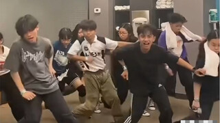 ใครที่ไม่เคยเห็นท่าเต้นแอโฟรนี้จะรู้สึกว่าน่าเสียดาย