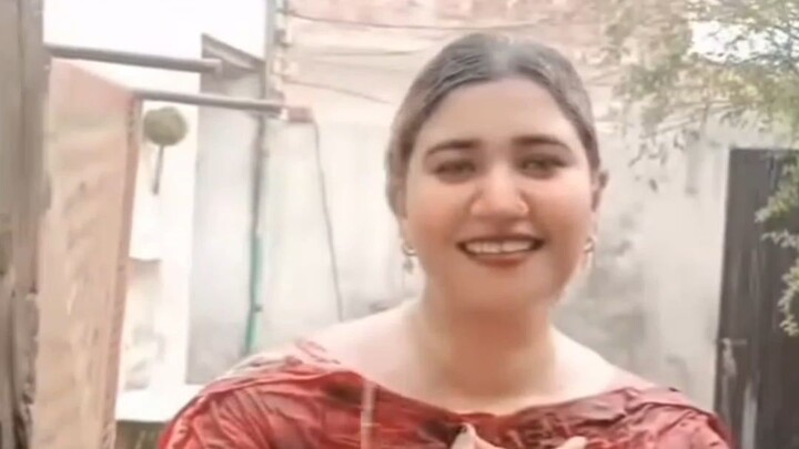 Roj aati hai Chali jaati hai munh mein land leti hai CCD camere mein record
