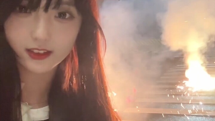 Let’s set off fireworks! Wishing everyone a happy New Year and all your wishes come true!