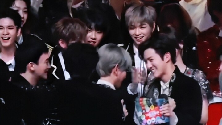 【EXO】ดูสักกี่รอบก็ยังตื้นตันใจไม่เปลี่ยน ช่วงเคาท์ดาวน์ข้ามปี สมาชิกทุกคนพุ่งเข้าไปสวมกอดหัวหน้าทีมเ