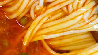 การนัดเดทครั้งแรกแล้วกินบะหมี่เนื้อรสเผ็ดร้อนนี่หมายความว่าอะไรนะ? คุณนัดเดทครั้งแรกที่ไหนล่ะ?