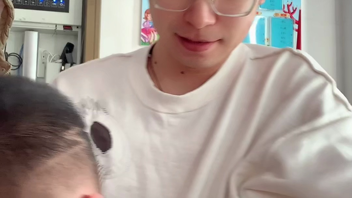 هذا الفيديو مليء بالعناصر. العشر دقائق بين الحصص الدراسية أكثر ازدحامًا من الحصة نفسها.