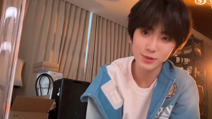 จั่วฉีหาน—ตุ๊กตาล้มลุกมาแล้ว น่ารักมากจริงๆ ใจละลายไปหมดเลย ช่วงวันหยุดเมย์เดย์ก็ยังคงสู้สุดใจเพื่อก
