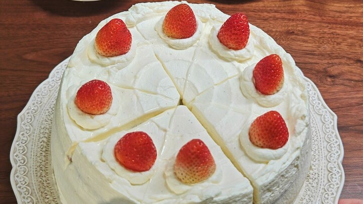 A replica of Tomoyo's mother's cake from Cardcaptor Sakura