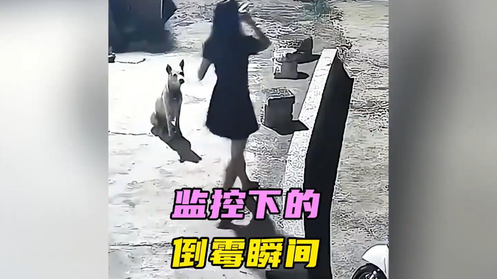 Awkward moments caught on camera—Gongde’s smile is gone again!