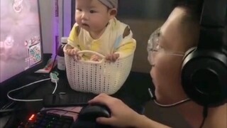 อย่าทิ้งลูกไว้ในมือพ่อ! - -