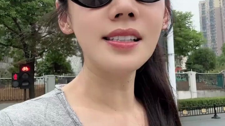 Thu Từ Huyên đưa Pata đến thăm trường quay thầy Yu 26/11/2024