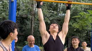 一群肌肉猛男挑战挂钩，居然都被挂住了？