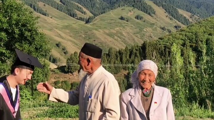The Most Meaningful Graduation Ceremony Online: A Xinjiang Young Man Has His Family Help Him Receive