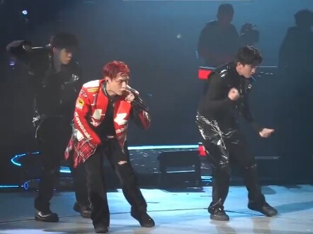 إذن هذه هي النقطة التي جعلت أحدهم ينهار من الفرط في المعجبين! مرّ الأمر بلا أي تكلّف، وتجاوزوا الركض