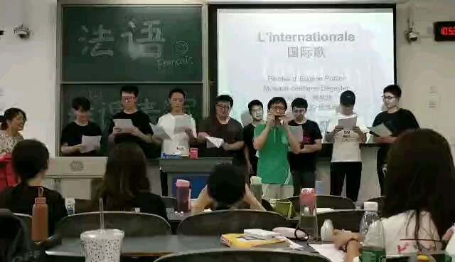 Buổi học tiếng Pháp cuối cùng của năm ba, cả lớp cùng hát tập thể Quốc tế ca; đúng giây thứ 54, đồng