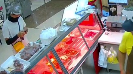 男子假冒外卖员取走外卖，走时还来了句“谢谢啊”