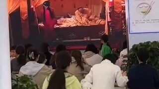 Layar besar di kantin sekolah memutar drama "Zhen Huan Zhuan", siapa lagi yang masih bisa makan tena