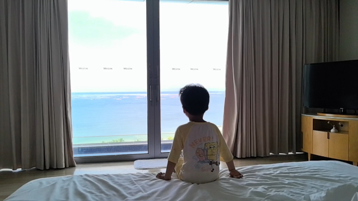 Ketika aku bangun pagi dan membuka tirai, anak laki-laki kecil yang melihat laut untuk pertama kalin