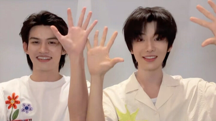 Haha haha, the whole family is dancing to “Magic Castle” on the spot!