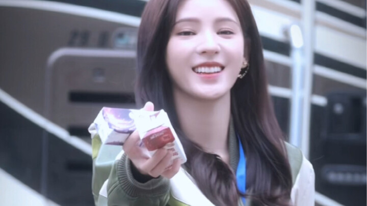 It’s so cool that Zhang Yuxi gives juice to fans.