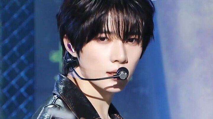 TXT’s latest comeback track “Stick With You” performance stage from April 26, 2018