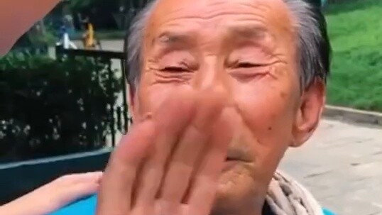 Standing next to a beautiful woman can reduce your pain by half